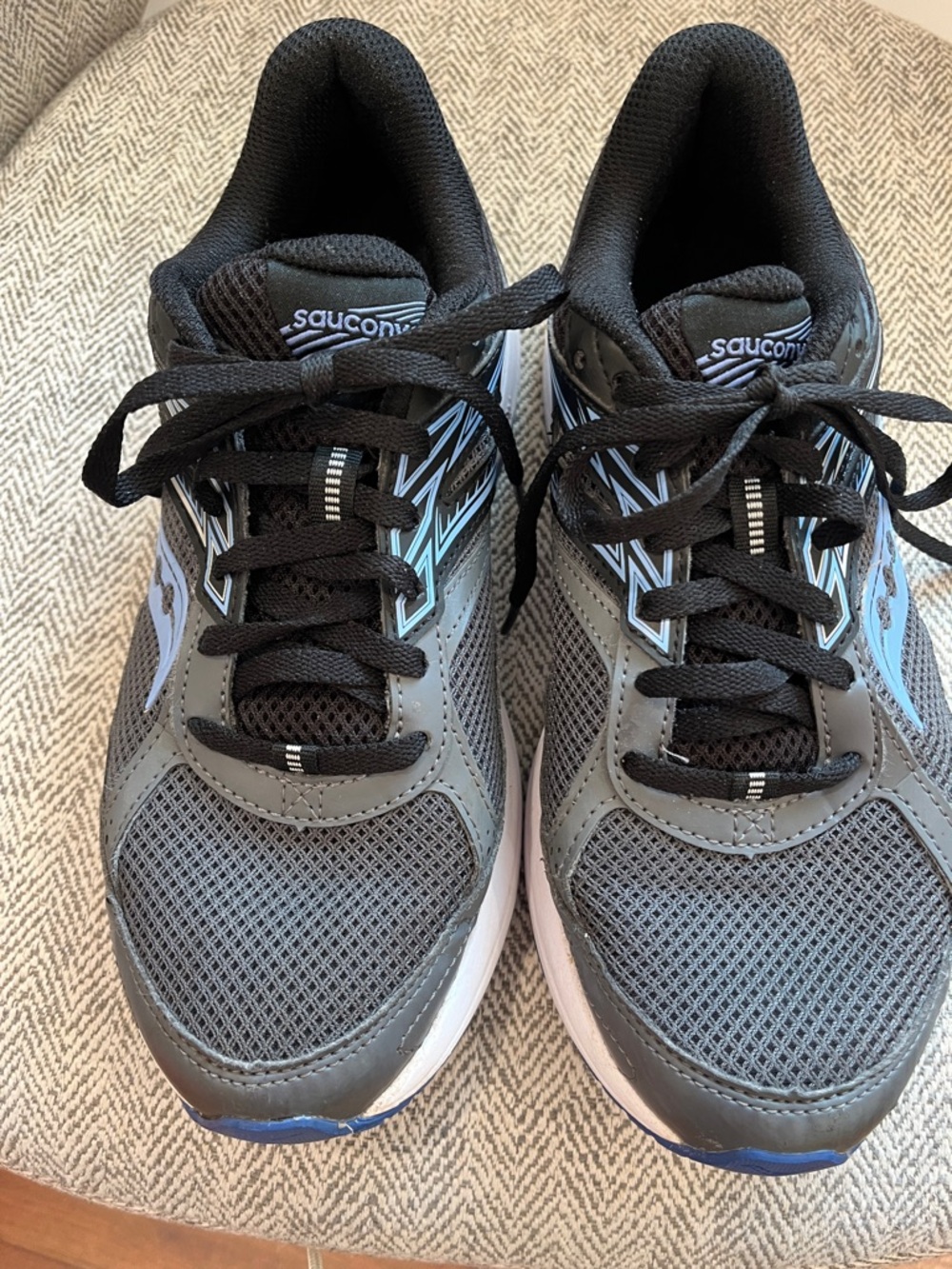 Saucony women’s Gray and Black Athletic Running Shoes size 9